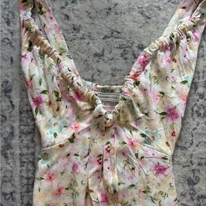 Abercrombie & Fitch Floral Dress. size XS. Adjustable straps with buttons. Slit